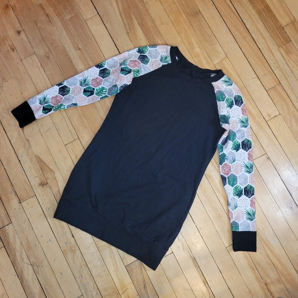 Mam'Zelle (Assemblé au Québec) Black Raglan Top Hexagon Tropical Print Sleeves